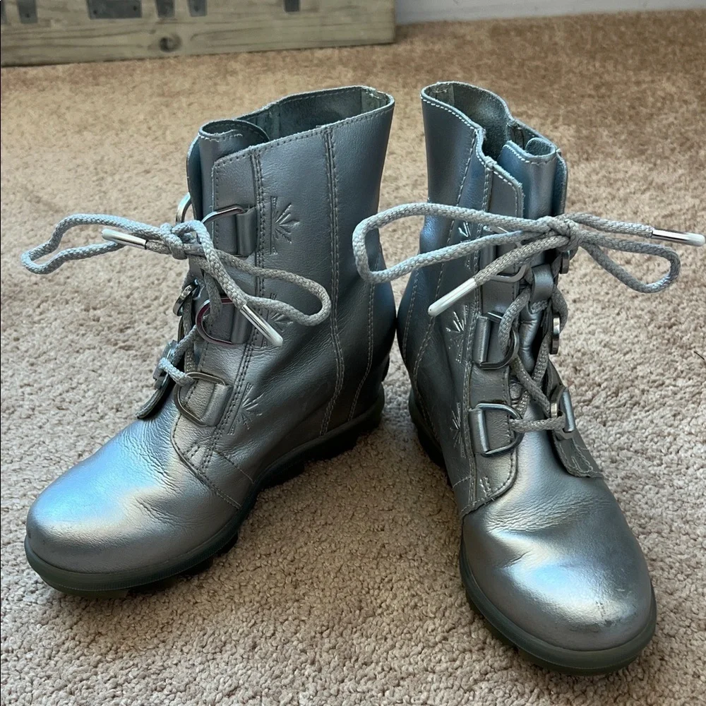 Sorel/Disney Collab “Frozen”  Silver Joan of Arctic Wedge II Boots